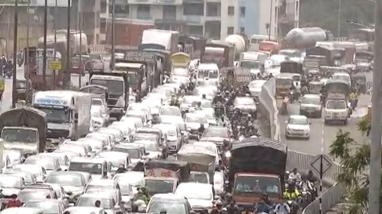 पुणे शहराला जोडणाऱ्या रस्त्यांवरही वाहनांच्या लांबच लांब रांगा, नेमकं कारण काय? पुणे शहराला जोडणाऱ्या रस्त्यांवरही वाहनांच्या लांबच लांब रांगा, नेमकं कारण काय?