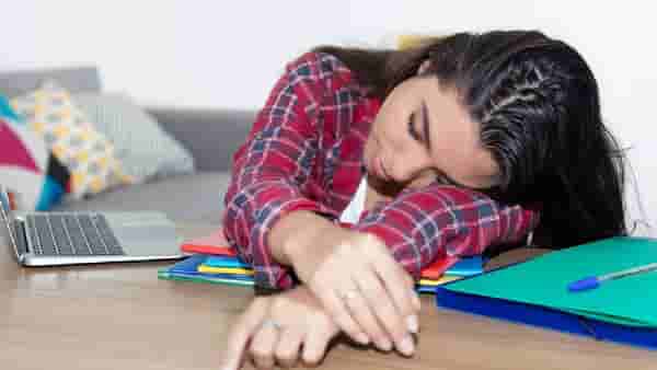सारखीच झोप येते का? या टिप्स फॉलो करून मिळवा Over Sleeping पासून सुटका