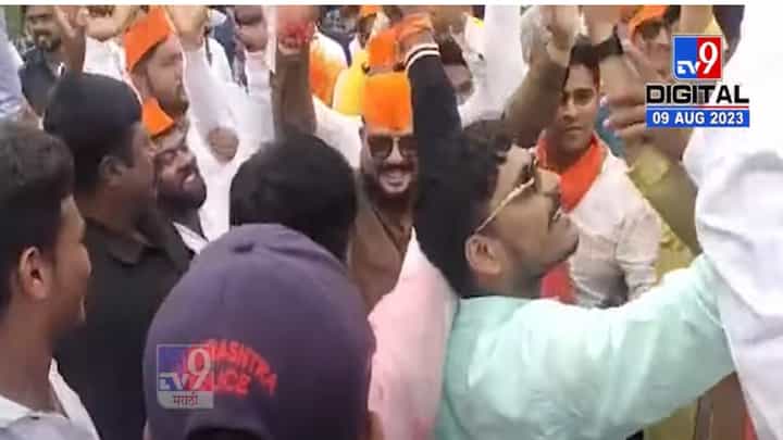 छत्रपती शिवाजी महाराज यांच्या पुतळ्याची जंगी मिरवणूक, गुलाबराव पाटील यांनी धरला ठेका, बघा व्हिडीओ छत्रपती शिवाजी महाराज यांच्या पुतळ्याची जंगी मिरवणूक, गुलाबराव पाटील यांनी धरला ठेका, बघा व्हिडीओ