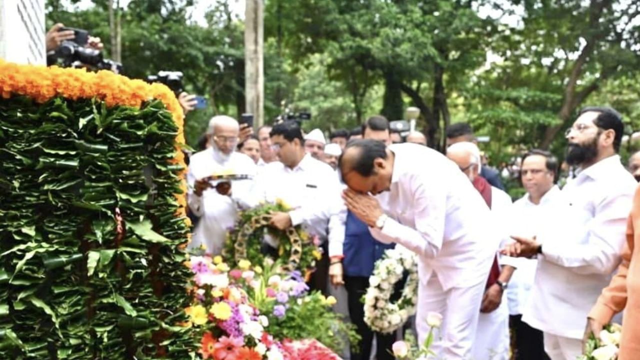 क्रांतीस्तंभाला अभिवादन करताना उपमुख्यमंत्री अजित पवार...