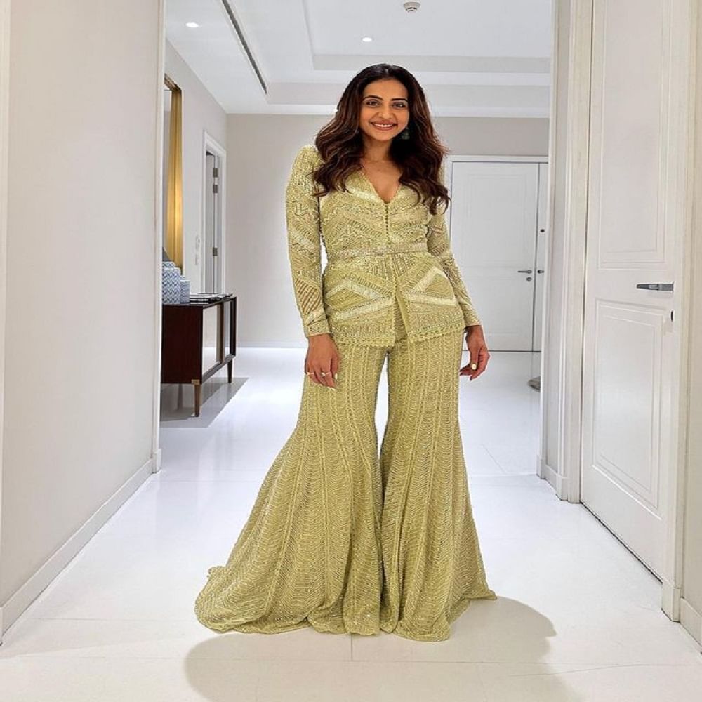 सोशल मीडियावर रकुल चाहत्यांच्या संपर्कात राहण्यासाठी स्वतःचे फोटो आणि व्हिडीओ देखील पोस्ट करत असते. अभिनेत्रीचं फॅशन फॉलो करणाऱ्यांची संख्या देखील फार मोठी आहे. 