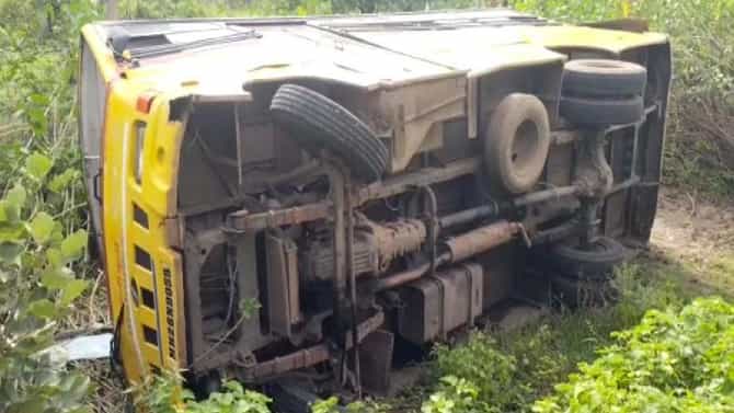 Hingoli Accident : विद्यार्थ्यांना घेऊन शाळेत चालली होती बस, वळणावर चालकाचे गाडीवरील नियंत्रण सुटले अन्...