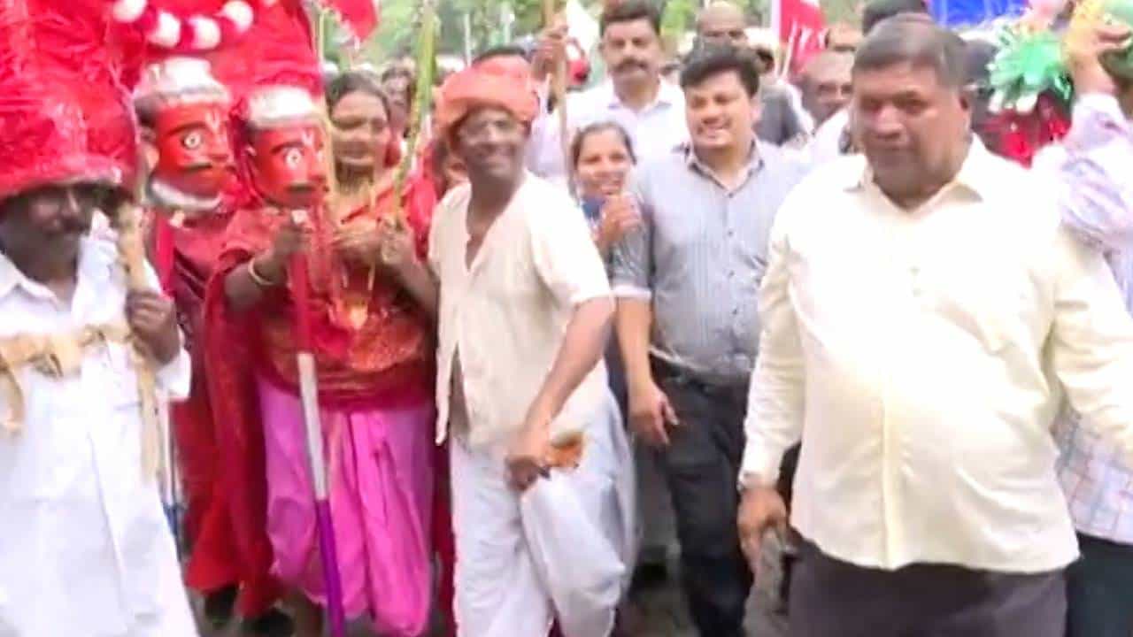 आदिवासी पेहराव, पारंपारिक वाद्यांच्या तालावर नरहरी झिरवळ यांनी धरला ठेका