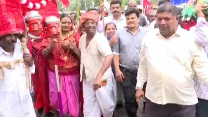 आदिवासी पेहराव, पारंपारिक वाद्यांच्या तालावर नरहरी झिरवळ यांनी धरला ठेका आदिवासी पेहराव, पारंपारिक वाद्यांच्या तालावर नरहरी झिरवळ यांनी धरला ठेका