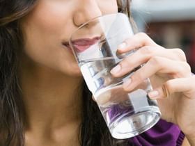Health : कमी पाणी प्यायल्याने कोलेस्ट्रॉल वाढते का? जाणून घ्या Health : कमी पाणी प्यायल्याने कोलेस्ट्रॉल वाढते का? जाणून घ्या
