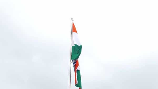 ७६ वा स्वातंत्र्य दिनाचा मुख्य सोहळा नंदुरबार जिल्हाधिकारी कार्यालयाचा मैदानावर मोठ्या उत्साहात साजरा करण्यात आला. राज्याचे आदिवासी विकासमंत्री तथा डॉ.विजयकुमार गावित यांच्या हस्ते ध्वजारोहण करण्यात आले.