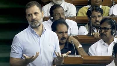 फ्लाइंग किसच्या मुद्द्यावरून राहुल गांधी यांना घेरण्याचा भाजपचा प्रयत्न; वडेट्टीवार म्हणतात, ‘महिलांना पुढे करून…’