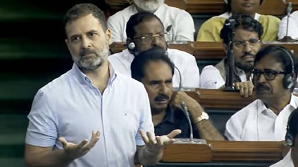 फ्लाइंग किसच्या मुद्द्यावरून राहुल गांधी यांना घेरण्याचा भाजपचा प्रयत्न; वडेट्टीवार म्हणतात, ‘महिलांना पुढे करून…’