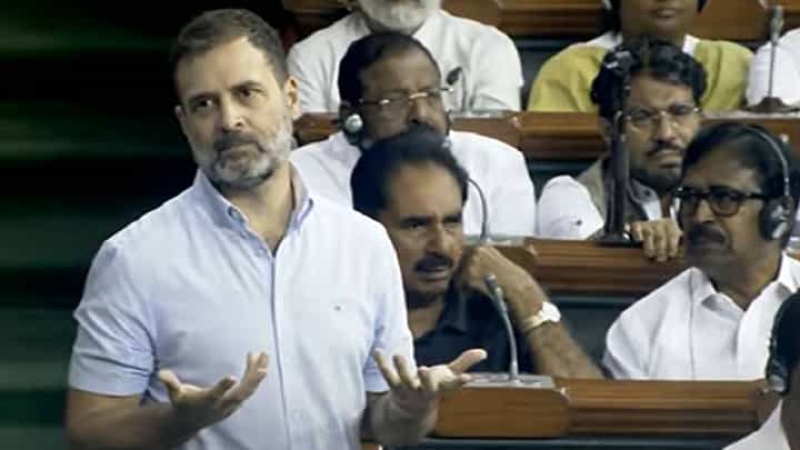 फ्लाइंग किसच्या मुद्द्यावरून राहुल गांधी यांना घेरण्याचा भाजपचा प्रयत्न; वडेट्टीवार म्हणतात, ‘महिलांना पुढे करून...’ फ्लाइंग किसच्या मुद्द्यावरून राहुल गांधी यांना घेरण्याचा भाजपचा प्रयत्न; वडेट्टीवार म्हणतात, ‘महिलांना पुढे करून...’