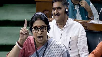 ‘गांधी घराण्यावर गरळ ओकल्यामुळेच…’; स्मृती इराणी यांच्यावर ठाकरे गटाच्या महिला नेत्याची टीका