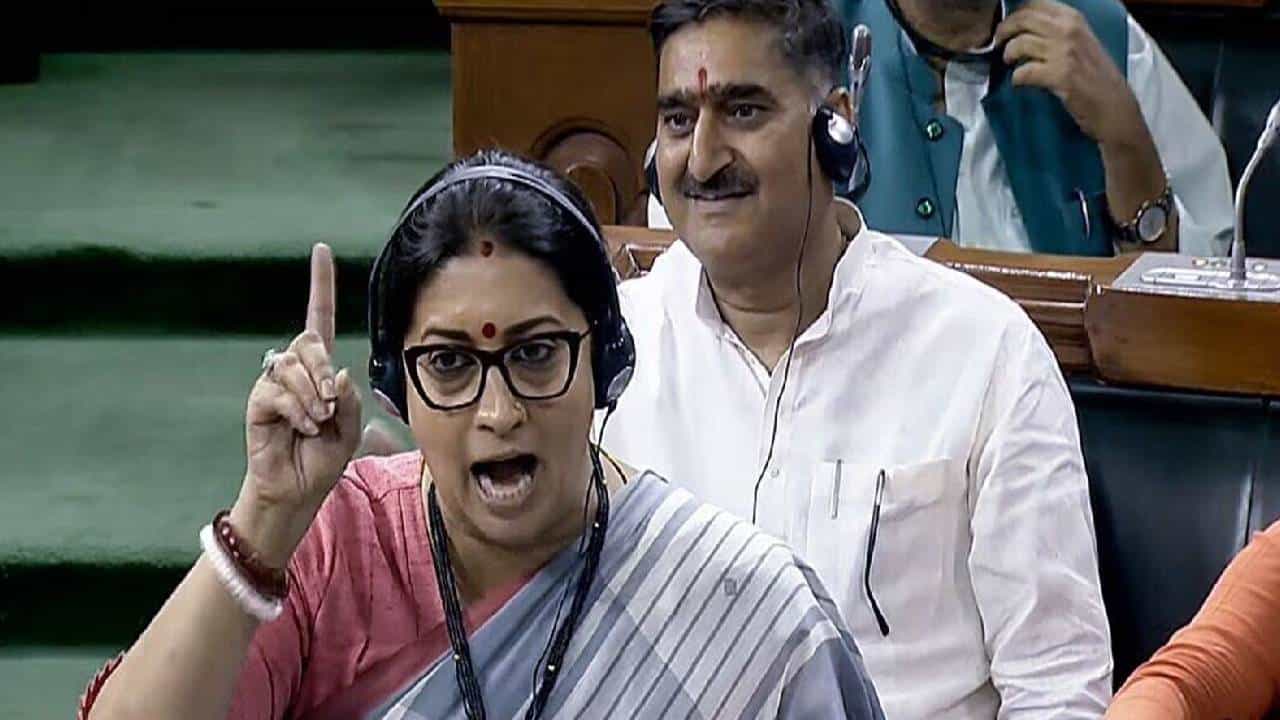 ‘गांधी घराण्यावर गरळ ओकल्यामुळेच...’; स्मृती इराणी यांच्यावर ठाकरे गटाच्या महिला नेत्याची टीका ‘गांधी घराण्यावर गरळ ओकल्यामुळेच...’; स्मृती इराणी यांच्यावर ठाकरे गटाच्या महिला नेत्याची टीका