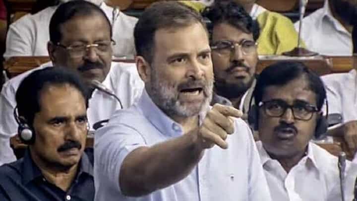 ‘सोमय्यांचा व्हिडिओ आला त्याच्यावर आधी यांनी बोलावं’; भाजपवर शिवसेना नेत्याचा हल्लाबोल ‘सोमय्यांचा व्हिडिओ आला त्याच्यावर आधी यांनी बोलावं’; भाजपवर शिवसेना नेत्याचा हल्लाबोल