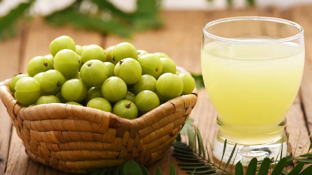 प्राचीन काळापासून आवळा डोळे आणि केसांसाठी आरोग्यदायी मानला जातो. आवळ्यामध्ये अँटीऑक्सिडंट गुणधर्म भरपूर प्रमाणात असतात. आवळ्याचा रस प्यायल्याने केसांचे नुकसान कमी होईल.