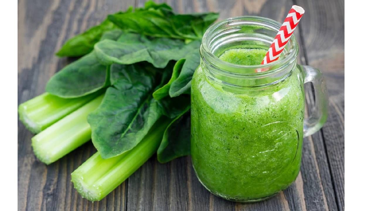 पालक केसांसाठी खूप फायदेशीर आहे. यात पोटॅशियम, मॅग्नेशियम, व्हिटॅमिन सी, कॅरोटीनोईड्स आणि तांबे यासारखे इतर पोषक असतात. पालकाचा रस केसांना मुळापासून मजबूत करतो. केस गळण्याची समस्याही कमी होते.