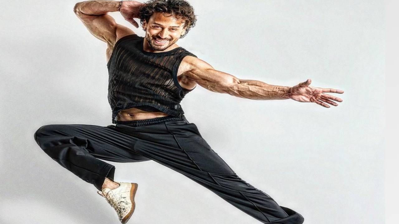 Tiger Shroff | टायगर श्रॉफची नव्या 'दिशेने' वाटचाल ?  कोण आहे ही मिस्ट्री गर्ल ?