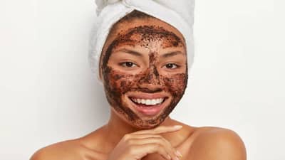 चेहऱ्यासाठी कॉफीचे हे फेसपॅक ठरतील फायदेशीर, वाढत्या वयातही तरूण दिसेल त्वचा