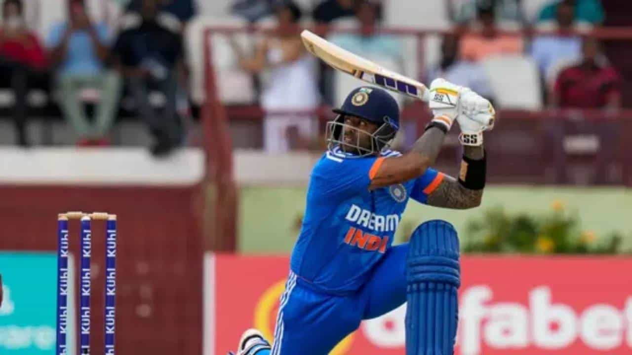 पाच सामन्यांच्या टी20 मालिकेत वेस्ट इंडिजने 2-1 ने आघाडी घेतली. तिसरा टी20 सामना जिंकत भारताने आपलं आव्हान कायम ठेवलं आहे. सूर्यकुमार यादव याने 44 चेंडूत 83 धावा केल्या. तर कुलदीप यादव याने भेदक गोलंदाजी करत वेस्ट इंडिजला पराभूत केलं.