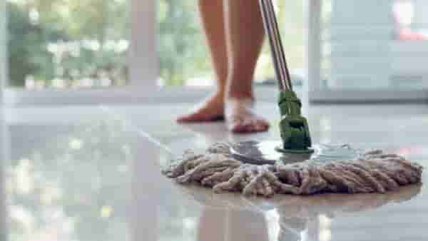Vastu Tips : पोछा लावताना तुम्ही देखील करता का या चूका, करावा लागेल नकारात्मकतेचा सामना