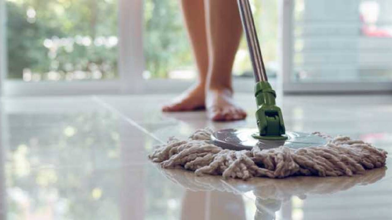 Vastu Tips : पोछा लावताना तुम्ही देखील करता का या चूका, करावा लागेल नकारात्मकतेचा सामना Vastu Tips : पोछा लावताना तुम्ही देखील करता का या चूका, करावा लागेल नकारात्मकतेचा सामना