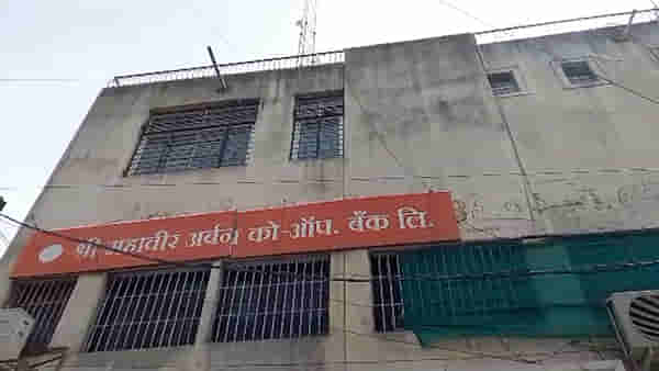 सोलापुरात चोरट्यांचा डाव फसला? बँकेतील ड्रॉवर तपासले, तिजोरी फोडण्याचा प्रयत्न केला मात्र… घटना CCtv त कैद