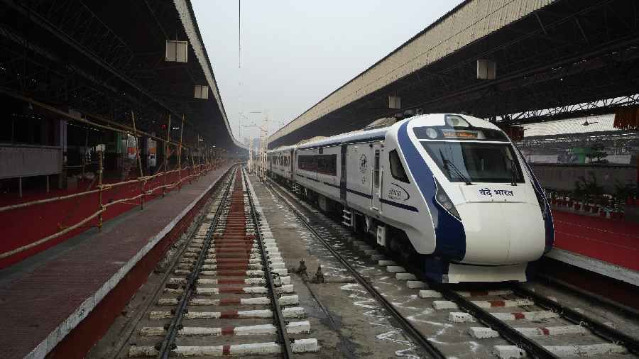 Vande Bharat Express | आता नव्या रुपाची नव्या ढंगाची वंदेभारत धावणार, स्लीपर कोच वंदेभारतची तयारी कुठपर्यंत आली पाहा Vande Bharat Express | आता नव्या रुपाची नव्या ढंगाची वंदेभारत धावणार, स्लीपर कोच वंदेभारतची तयारी कुठपर्यंत आली पाहा