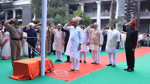 महाराष्ट्र राज्याचे उपमुख्यमंत्री अजित पवार यांनी कोल्हापूर जिल्हाधिकारी कार्यालयाच्या प्रांगणात स्वातंत्र्याच्या 76 व्या वर्धापनदिनानिमित्ताने ध्वजारोहण केले. देशाच्या स्वातंत्र्यासाठी लढलेल्या स्वातंत्र्य सैनिकांचे स्मरण करुन त्यांना अभिवादन केले.