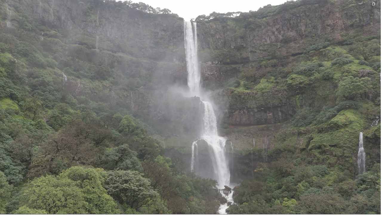 सातारा जिल्ह्यातील जीवन कदम यांनी आपल्या ड्रोन कॅमेरातून टिपलेली ही मनमोहक फोटो टिपले आहेत. 