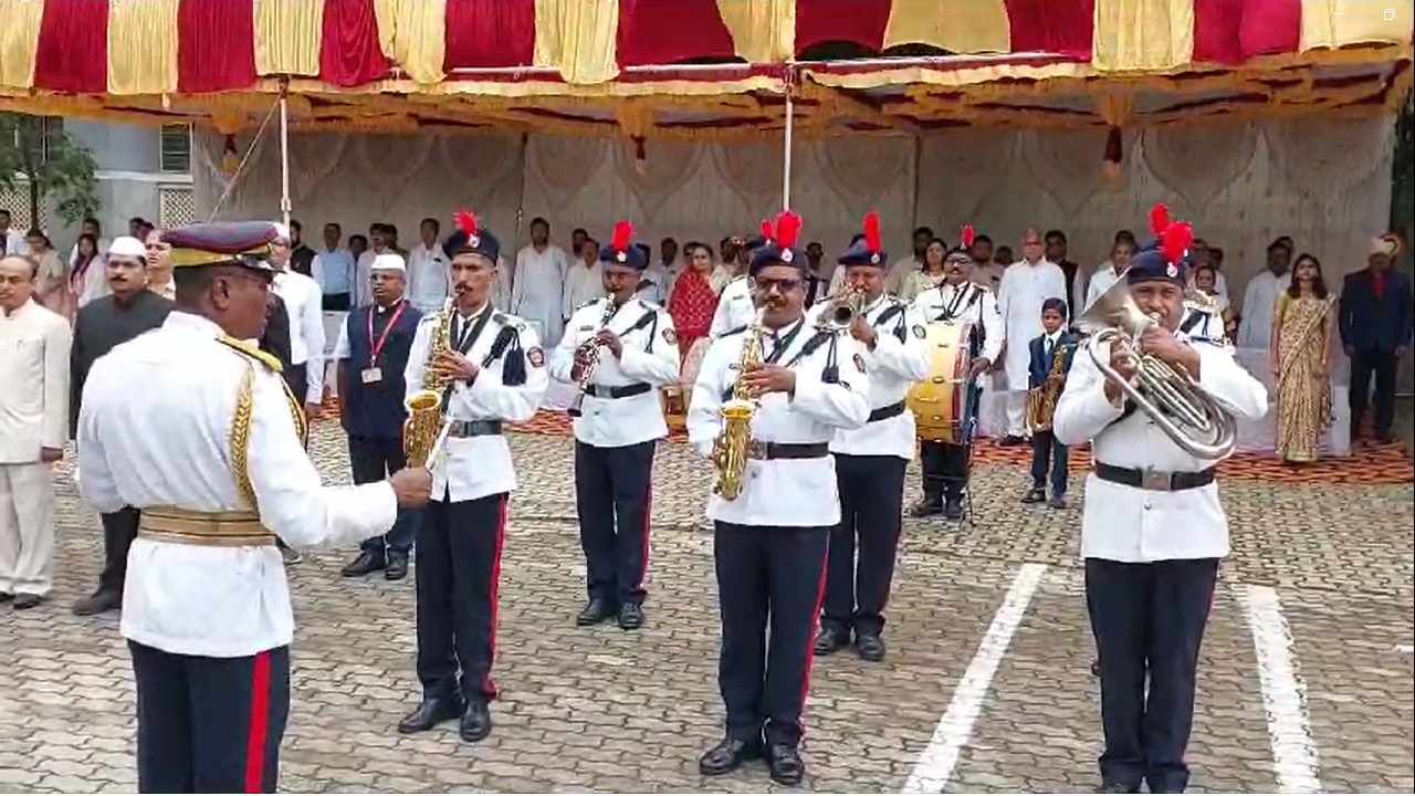 पोलीस दलाच्या वतीने मानवंदना देण्यात आली, तर उत्तर महाराष्ट्र नंदुरबार जिल्ह्यातील काही भागात अजूनही पाऊस झालेला नसताना यासाठी देवाकडे प्रार्थना करत आहे, की चांगला आणि लवकर पाऊस पडला पाहिजे, जेणेकरून शेतकऱ्यांवरील संकट राहणार नाही. 