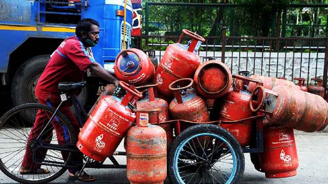 Gas Cylinder Price | महागाई कमी करण्यासाठी मोदी सरकारचा मोठा निर्णय, घरगुती गॅस सिलेंडरच्या किंमतीत केली 'इतकी' घट