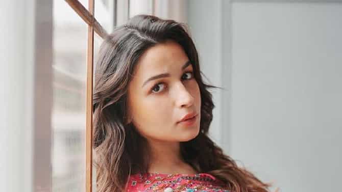 Alia Bhatt | लंडनपासून ते मुंबईपर्यंत आहेत आलिया भट्ट हिचे आलिशान बंगले, अभिनेत्री आहे कोट्यावधी संपत्तीची मालकीन, थेट
