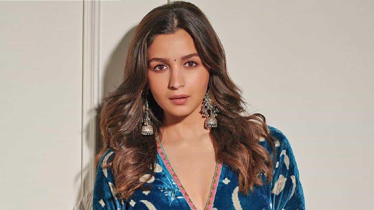 आलिया भट्ट हिचा चित्रपट रॉकी और रानी की प्रेम कहानी हा काही दिवसांपूर्वीच रिलीज झालाय. विशेष म्हणजे आलिया भट्ट हिचा हा चित्रपट धमाका करताना दिसला.