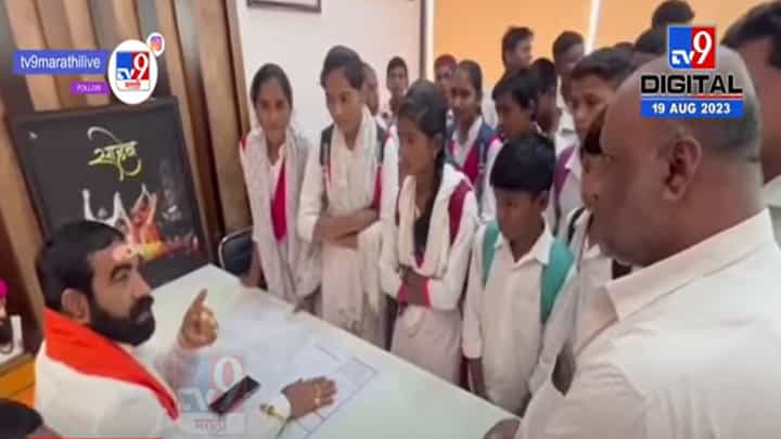“... त्या कंडक्टरला लोळेस्तोवर मारेन”, विद्यार्थींनीच्या तक्रारीनंतर आमदार संतोष बांगर यांची धमकी “... त्या कंडक्टरला लोळेस्तोवर मारेन”, विद्यार्थींनीच्या तक्रारीनंतर आमदार संतोष बांगर यांची धमकी