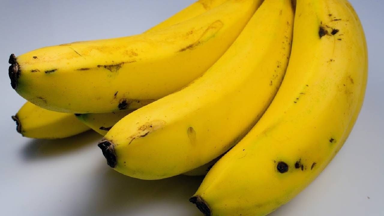 केळीमध्ये पोटॅशियम, फायबर आणि जीवनसत्त्वे असतात. उपाशी पोटी खाण्यासाठी केळी हा पर्याय सर्वोत्तम! केळी सहज पचते आणि पोट देखील चांगलं भरतं. रिकाम्या पोटी खाल्ल्यास ते केळी चांगली ऊर्जा देऊ शकते. 