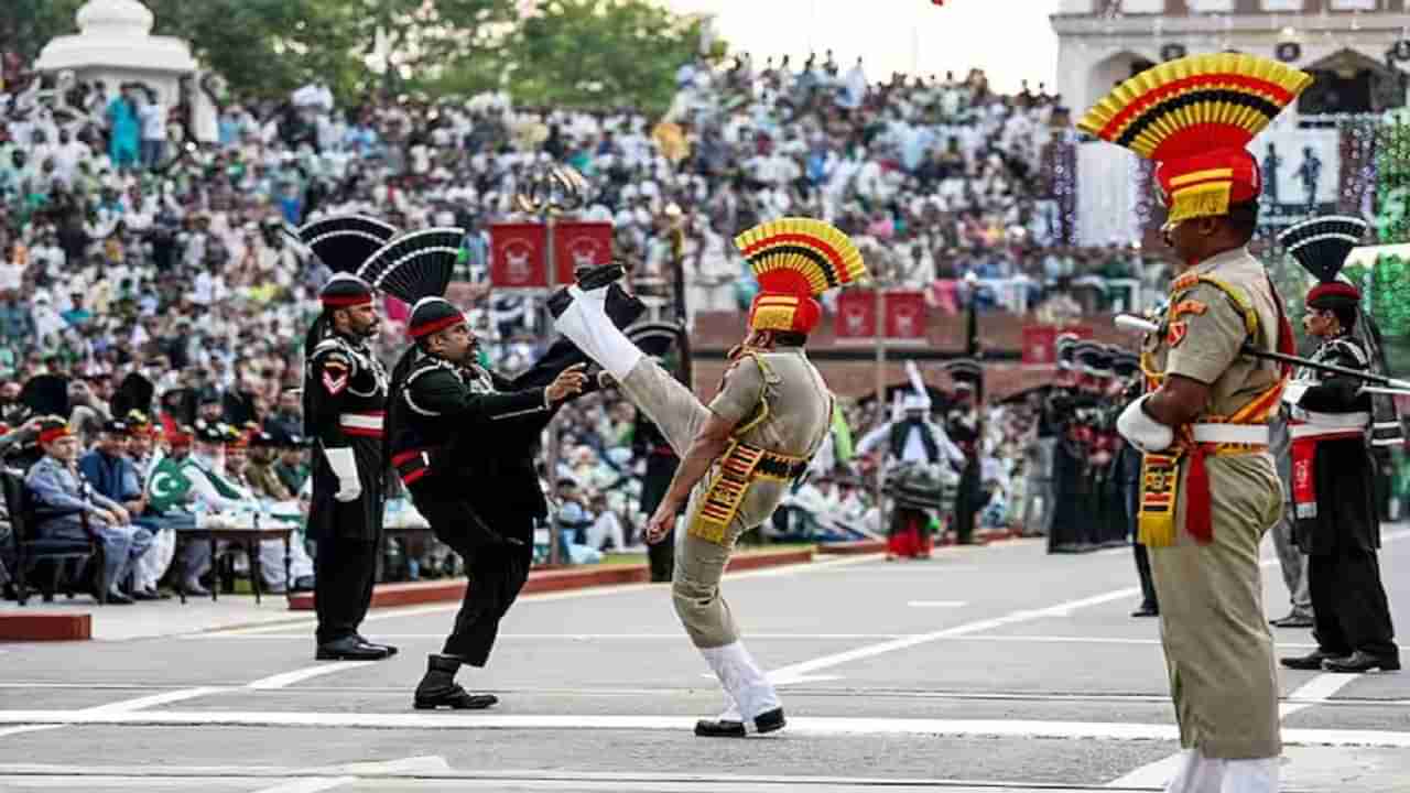 Beating The Retreat | अटारी-वाघा बॉर्डरवर बीटिंग द रिट्रीट, पाहा भारतीय जवानांचं शौर्य