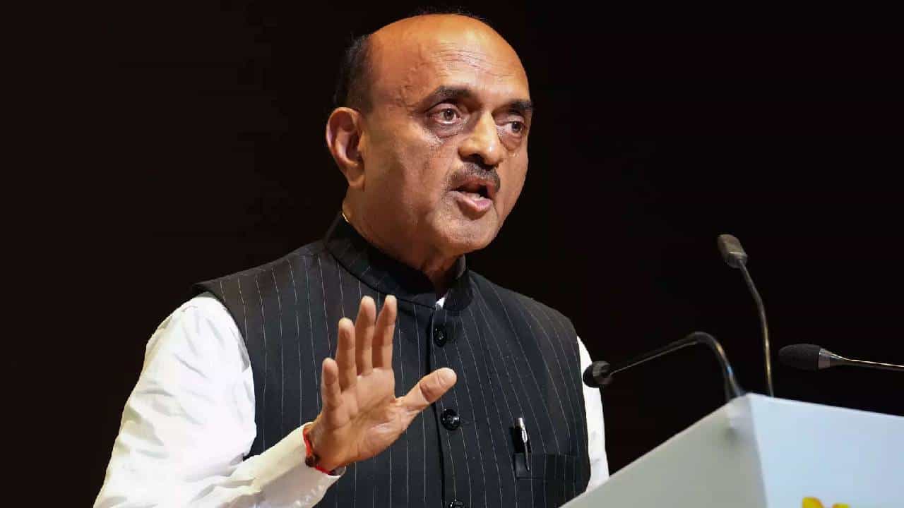 ‘उतावळा नवरा आणि गुडघ्याला बाशिंग’, केंद्रीय मंत्री भागवत कराड यांच्यावर राष्ट्रवादी नेत्याची सडकून टीका