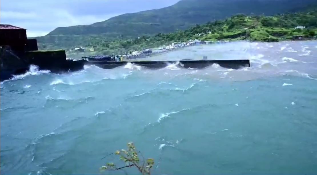 यंदा पावसाने ब्रेक घेतल्यामुळे धरण भरण्याबाबत साशंकता होती. मात्र दोन दिवसांत धरणात 100 दशलक्ष घनफूटा पाण्याची आवक झाली. भंडारदरा धरणाने आपली 11 हजार 39 दशलक्ष घनफूटाची पातळी गाठलीय तर निळवंडे धरणातूनही विसर्ग सोडण्यात आलाय.