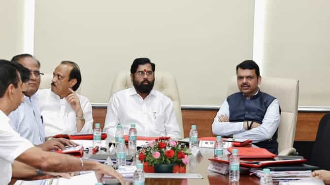 मुक्तीसंग्रामाचा अमृत महोत्सव, दुष्काळ बाजूला राहिला, सरकारच्या राजेशाही थाटाचंच दर्शन; सामनातून निशाणा