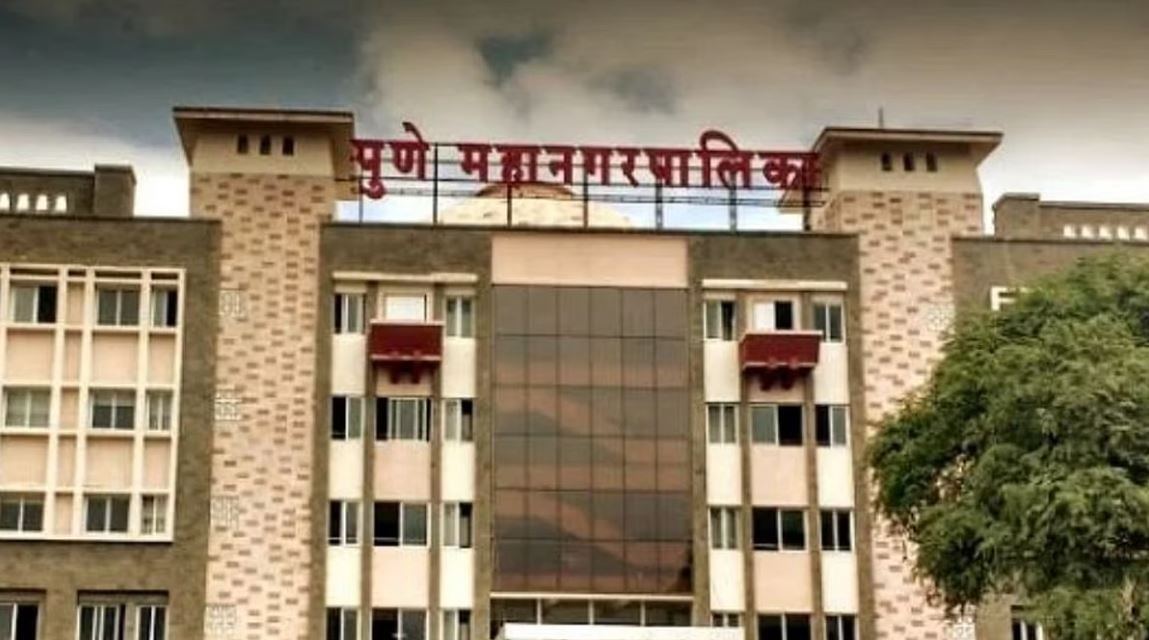 पुणे शहरातील रस्त्यांवरील खडड्यांवरुन उच्च न्यायालयाने महानगरपालिकेला फटकारले, दिला हा इशारा