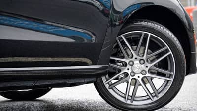 रेल्वेसारखी लोखंडी चाकावर का चालवली जात नाही कार? तुम्हाला पडला आहे का कधी असा प्रश्न?