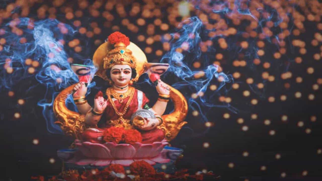 देवी लक्ष्मीची कृपा व्हावी यासाठी अनेक जण पूजा पाठ करतात. काही जण ज्योतिषीय तोडगेही अवलंबतात. ज्योतिषशास्त्रानुसार देवी लक्ष्मीचा घरात वास होण्यापूर्वी काही संकेत मिळतात. याबाबत आधीच कल्पना मिळाली तर जातकाला देवी लक्ष्मीचं योग्य पद्धतीने स्वागत करता येतं. अन्यथा देवी लक्ष्मी रुसू शकते.