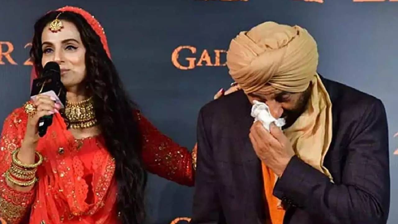 Gadar 2 | ..अन् सनी देओल फोनवरच रडू लागला; 'गदर 2'च्या दिग्दर्शकांनी सांगितला प्रसंग Gadar 2 | ..अन् सनी देओल फोनवरच रडू लागला; 'गदर 2'च्या दिग्दर्शकांनी सांगितला प्रसंग