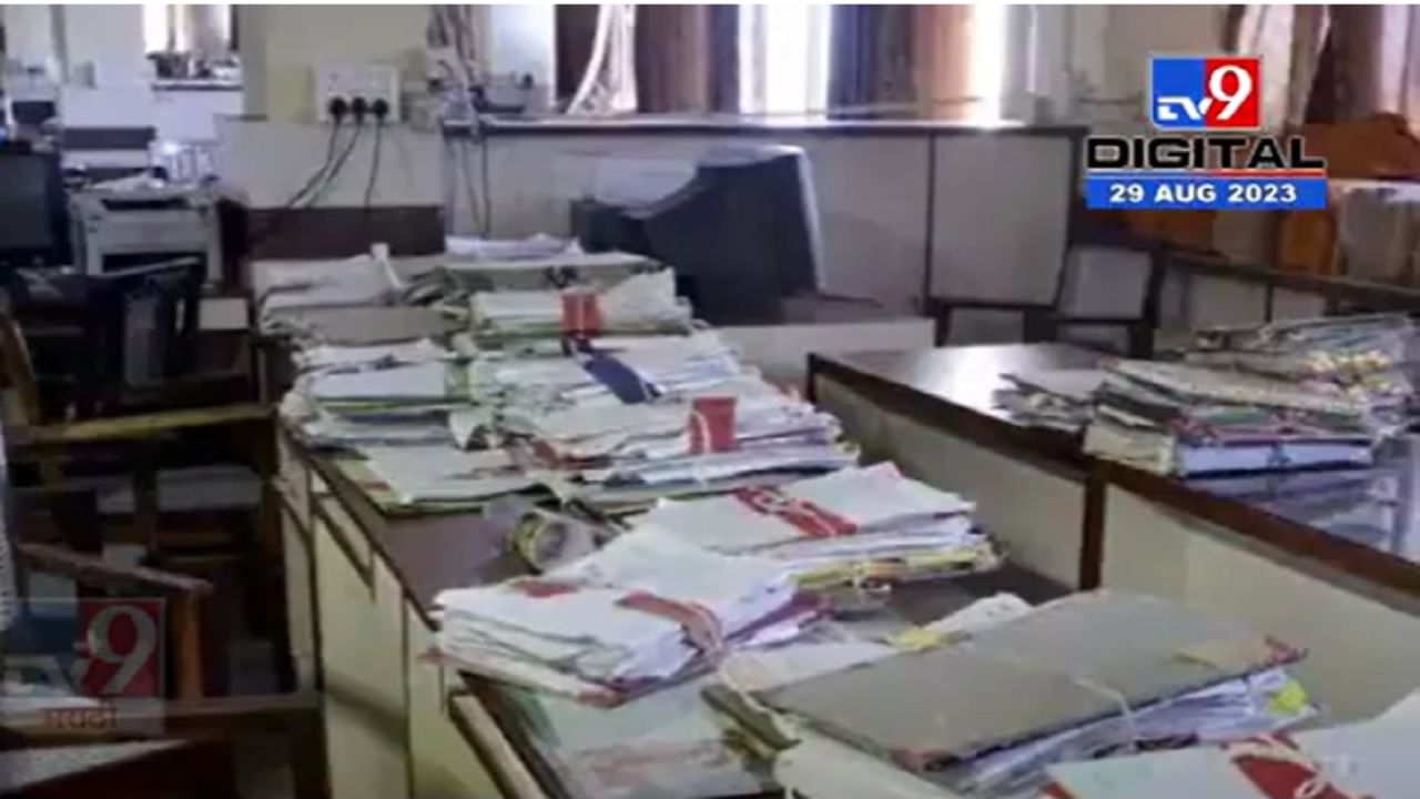 Gadchiroli News | उपविभागीय कर्मचाऱ्यानं स्वतःच्याच कार्यालयाला ठोकलं टाळं, काय आहे कारण?