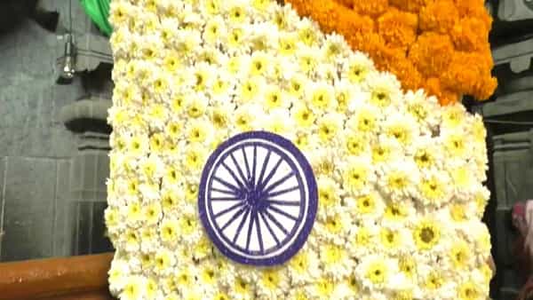 देशभरात स्वातंत्र्य दिन मोठ्या उत्साहात साजरा होत आहे. राज्यातील प्रमुख तीर्थक्षेत्रपैकी एक असणाऱ्या श्री विट्ठल रुक्मिणीमातेच्या मंदिरात देखील आज स्वातंत्र्यदिना निमित्ताने वेगवेगळ्या आकर्षक अशा तिरंगा रंगाच्या फुलांनी आणि पानांनी सजावट करण्यात आली आहे.
