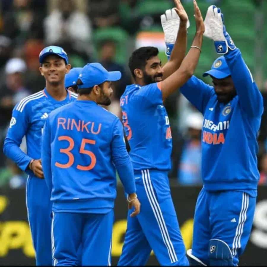 आयर्लंड विरुद्धच्या तीन सामन्यांच्या टी20 मालिकेत भारताने 1-0 ने आघाडी गेतली आहे. आयर्लंडने विजयासाठी दिलेल्या 140 धावांचा पाठलाग करताना पावसाने हजेरी लावली. पण भारताच्या धावा आयर्लंडच्या तुलनेच जास्त असल्याने 2 धावांनी विजयी घोषित करण्यात आलं. जसप्रीत बुमराह याच्या नेतृत्वातील हा पहिला विजय आहे.