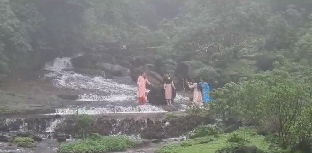  राज्याच्या अनेक भागात पावसाने ओढ दिली असली तरी सह्याद्रीच्या पर्वतरांगातील जुन्नर तालुक्यातील कोपरे मांडवे परिसरात पाऊस बरसत आहे. या ठिकाणचे निसर्ग सौंदर्य ही चांगले बहरले आहे.  