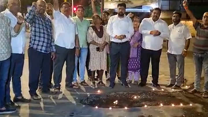 चंद्रयान-3 चंद्रावर पोहोचू शकते मात्र खड्डे पर्यंत पालिका नाही; ठाकरे गटाने कुठे केलं अनोखे आंदोलन? चंद्रयान-3 चंद्रावर पोहोचू शकते मात्र खड्डे पर्यंत पालिका नाही; ठाकरे गटाने कुठे केलं अनोखे आंदोलन?