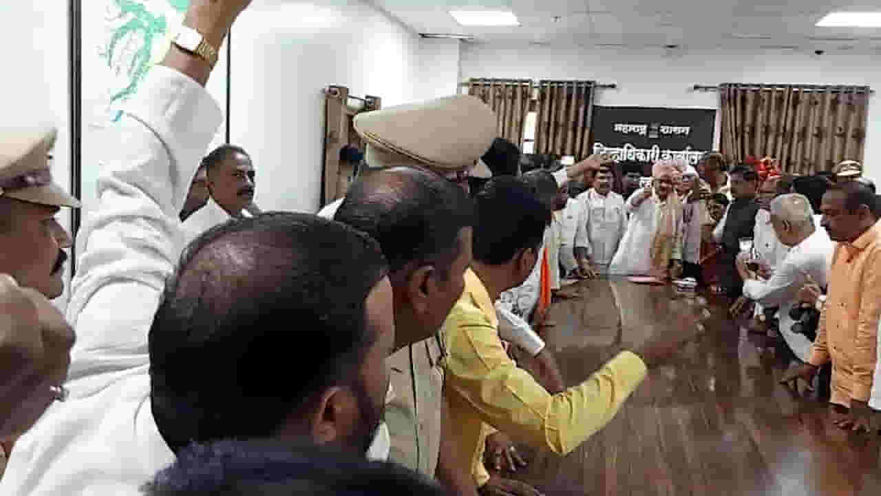 उपमुख्यमंत्री अजित पवार यांच्यासमोरच मराठा आरक्षणाच्या प्रश्नांवर कार्यकर्त्यांचा गोंधळ, एकच खळबळ