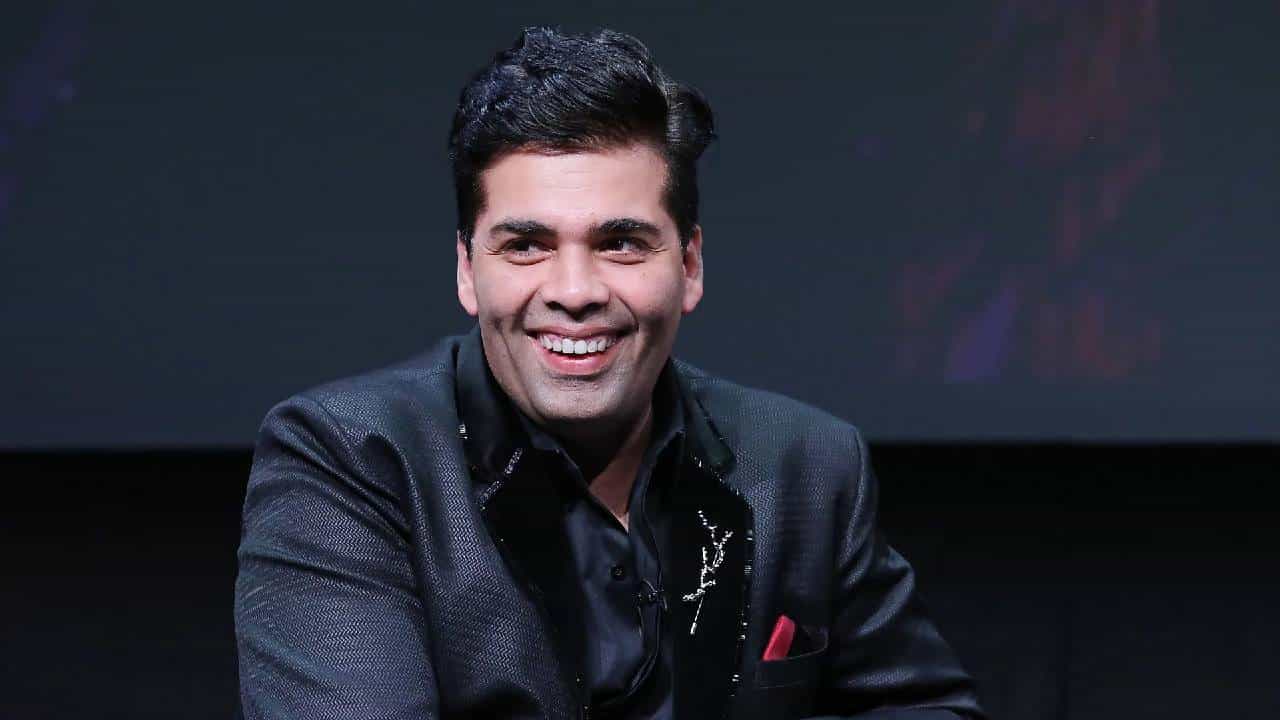 करण जोहर हा नेहमीच त्याच्या विधानांमुळे जोरदार चर्चेत असतो. इतकेच नाही तर सोशल मीडियावर करण जोहर नेटकऱ्यांच्या निशाण्यावर कायमच दिसतो.