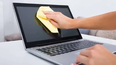 Laptop Tips : लॅपटॉप स्वच्छ करताना या गोष्टींची घ्या काळजी, अन्यथा होवू शकते मोठे नुकसान
