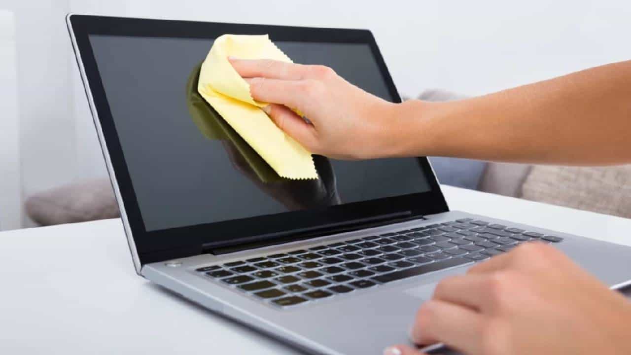 Laptop Tips : लॅपटॉप स्वच्छ करताना या गोष्टींची घ्या काळजी, अन्यथा होवू शकते मोठे नुकसान